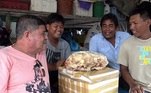 Já o sorriso é do tailandês Chalermchai Mahapan, um pescador de 20 anos que teve a sorte de encontrar a raridade