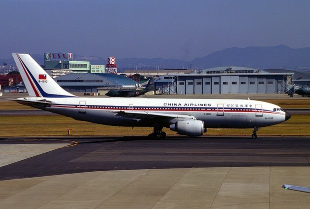 Voo 140 da China Airlines - 264 mortos e 7 sobreviventes. Na foto, o avião meses antes do acidente.  