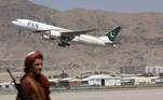 Talibã pede que companhias aéreas retomem voos comerciais para o AfeganistãoLEIA MAIS