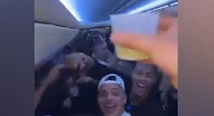 Passageiros fizeram festa em voo fretado para o México
