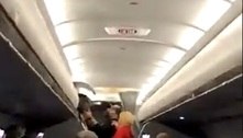 Viajantes cantam para pessoas sem máscara expulsas de voo nos EUA 