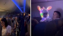 Viralizou: fantasia iluminada de criança não deixa passageiros de voo noturno dormirem