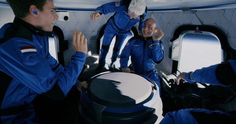 Nos últimos anos, foi a vez de civis com pouquíssimo treinamento chegarem ao espaço com o início das viagens espaciais capitaneadas pela Blue Origin, SpaceX e Virgin Galactic