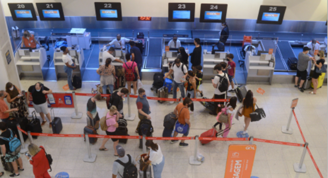 Passageiros no Aeroporto Santos Dumont, que teve voos cancelados 