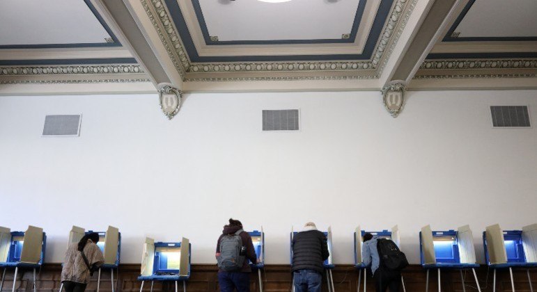 Eleitores votam nas eleições de meio de mandato em cabine na cidade de Milwaukee