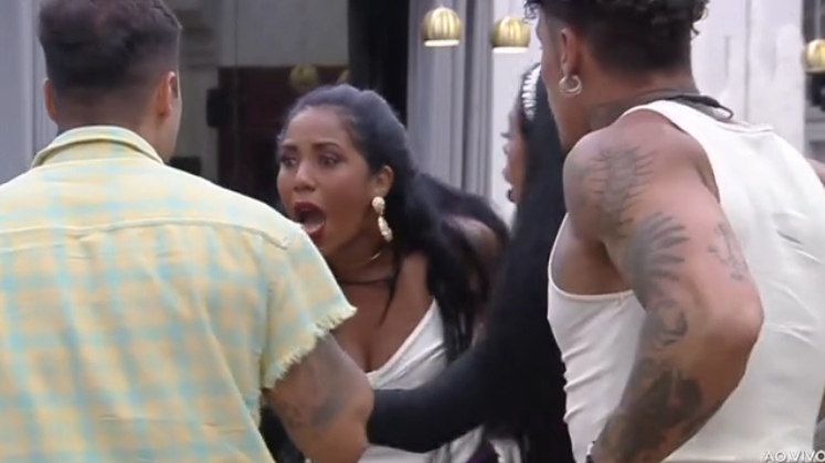 Inconformada com a acusação do jornalista, Janielle partiu para cima e começou a gritar com Erick: 