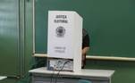 Eleitora vota em sigilo. A votação é realizada seguindo os protocolos de segurança contra o novo coronavírus (covid-19)
