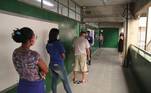 Eleitores fazem fila na Escola Estadual Roberto Marinho, no distrito de Nova Aparecida, em Campinas, no interior de paulista 