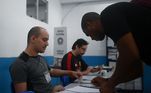 No Rio de Janeiro, homem se prepara para votar em seção eleitoral na Rocinha