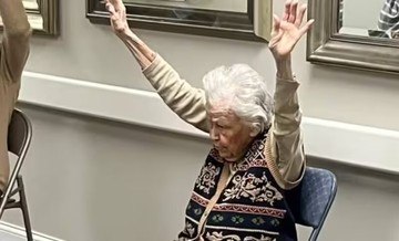 Idosa de 102 anos vira exemplo de vitalidade ao dar aulas de ginástica em casa de repouso (Só notícia boa)