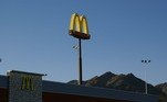 Mesmo com a justificativa dada pelo McDonald's, alguns se mantêm céticos quanto a veracidade das afirmações NÃO VÁ EMBORA: Briga de cobras termina em desabamento de teto de cozinha