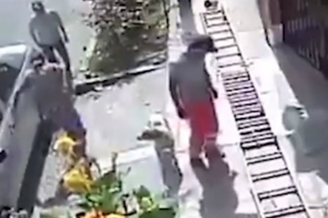 O pintor conseguiu levantar ao se apoiar em um carro estacionado. Ele foi encaminhado ao hospital e não sofreu ferimentos graves. A polícia investiga a ocorrência e trabalha para confirmar a identidade do vovô pistolaJá outro vovô raivoso destruiu um carro e agrediu o ocupante com a bengala. Confira a seguir!