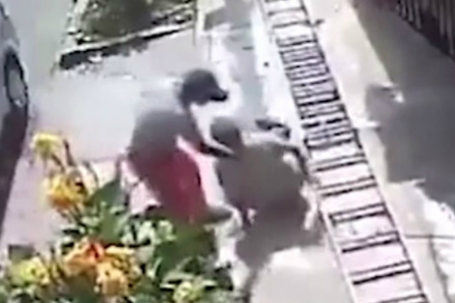 Visivelmente dolorido, ele foi auxiliado por um pedestre, que passava pelo local no momento do incidente