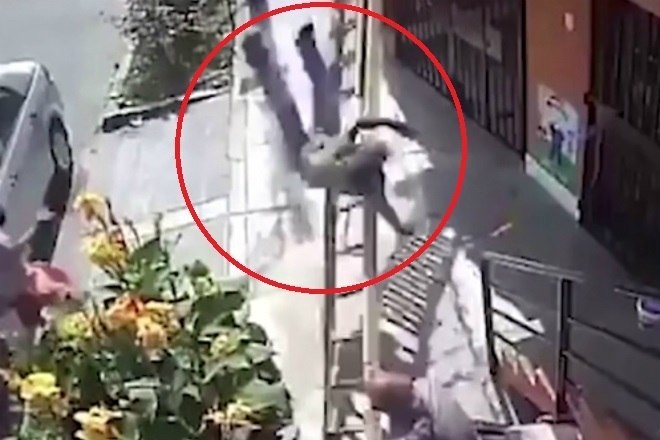 Após alguns segundos de desequilíbrio, o trabalhador desabou sobre a calçadaVale o clique: Lute como o Goku! 20 resoluções de Ano Novo com tutorias no wikiHow