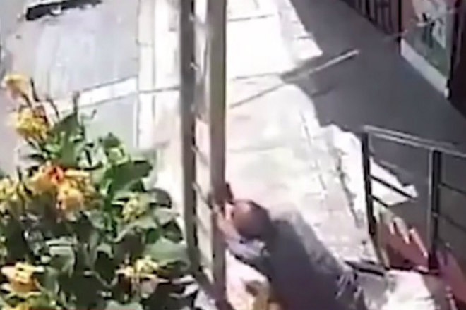 Acima, Fernández Sanchez, 46, pintava a fachada da construção de três andaresBombou no HORA 7! À flor da pele! Mulher precisa ser contida ao invadir casamento de ex