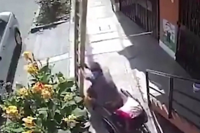 Ao se aproximar da escada, o idoso começou a sacudi-la violentamente