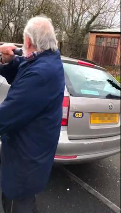 Ele ainda ligou para a polícia, mas foi informado de que eles não aceitavam acusações que 'não eram de interesse público'Leia mais! Coala sedento interrompe corrida para receber água de ciclista