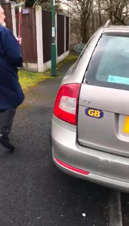 De acordo com o tabloide britânico The Sun, Sebatian Soar, 29, e o pai, Edwin, 68, estacionaram o carro próximo à casa do aposentado para entregar folhetos