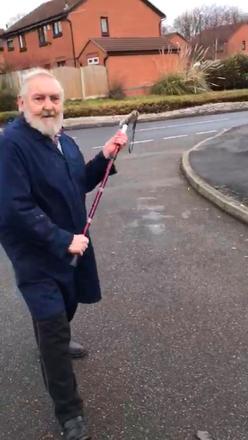 O senhor então apareceu ameaçando a dupla com uma bengala: 'Ele tentou atingir meu pai, mas errou a cabeça. Atingiu nas costas e deixou uma grande contusão'Vale o clique: Peixe-gato cai do céu e estilhaça para-brisa de carro em movimento