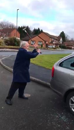 No entanto, as autoridades chegaram ao local, onde um vizinho informou que não era a primeira vez que o senhor pistola fazia isso. Semanas antes, ele já havia atacado o carro de um visitante e nada foi feito