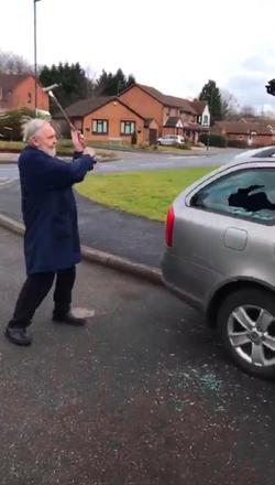 'Foi quando comecei a filmar, mas ele continuou golpeando o carro antes que alguém chegasse para acalmá-lo', explicou Sebastian