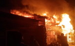 Em imagens postadas nas redes sociais, é possível ver alguns moradores tentando apagar as chamas e impedir o avanço da lava