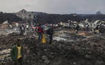 Na manhã deste domingo (23), os moradores estavam voltando para as aldeias engolidas pela lava para ver o que restou