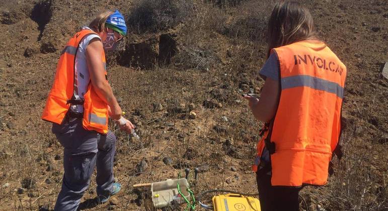 Especialistas do INVOLCAN, instituto que monitora a atividade vulcânica no arquipélago das Canárias, trabalhando no terreno do vulcão Cumbre Vieja