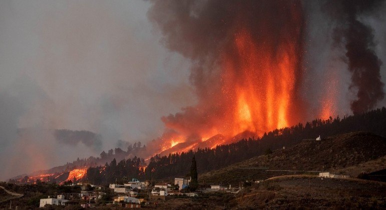 Avanço das lavas foi contido e não deve chegar ao mar nesta segunda (20)