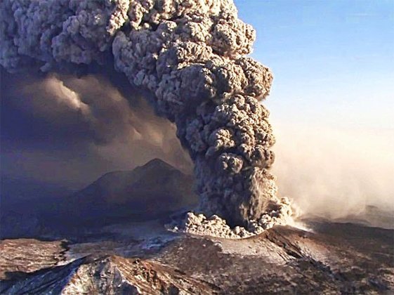 Vulcão do Monte Ontake (Japão) - Explodiu em setembro de 2014, matando mais de 50 pessoas. Alcançou mais de 3 mil metros de altitude, expelindo gases, rochas e cinzas vulcânicas em abundância. Na maioria, os mortos eram turistas, principalmente alpinistas que subiam a montanha. 