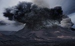 SupervulcõesVulcões são uma ameaça para as pessoas no mundo todo, mas os Supervulcões são aqueles que podem realmente acabar com os seres humanos. As erupções ocorrem, aproximadamente, a cada 100 mil anos e, quando entram em atividade, expelem milhares de toneladas de lava e enviam cinzas e gases tóxicos para o céu