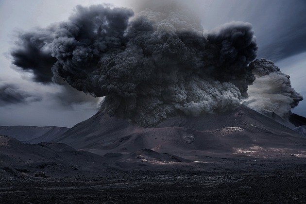 SupervulcõesVulcões são uma ameaça para as pessoas no mundo todo, mas os Supervulcões são aqueles que podem realmente acabar com os seres humanos. As erupções ocorrem, aproximadamente, a cada 100 mil anos e, quando entram em atividade, expelem milhares de toneladas de lava e enviam cinzas e gases tóxicos para o céu