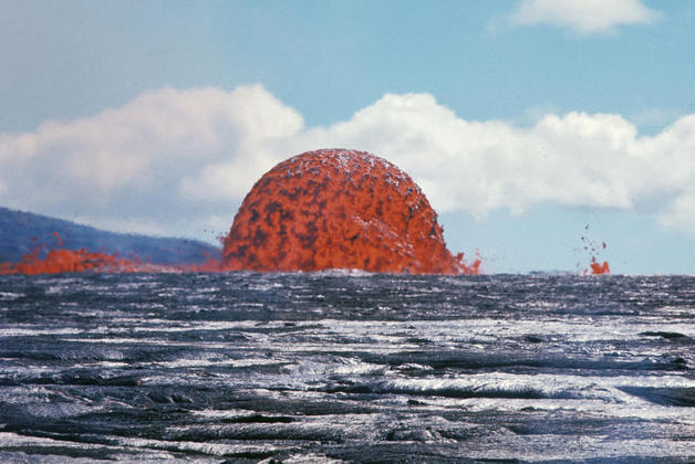 Ao longo do tempo, a lava começa a cair sobre camadas de lava resfriada, o que resulta em cenas como essa: explosões de até 75 m de altura sobre a terra arrasada