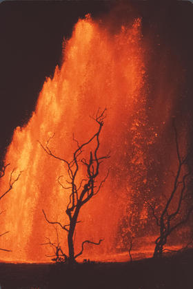Como escreveu o USGS no site, mesmo a distâncias de 800 m do local da erupção, observadores ainda precisavam se esconder de respingos e registraram que a grama em volta deles chegava a pegar fogo de tão quente que a temperatura chegavaLEIA TAMBÉM: Jovem que tirou foto no velório do pai se defende: 'Ele se orgulharia'