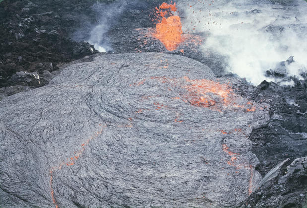Ou ainda quando explosões geológicas continuam a alimentar a fúria do vulcão