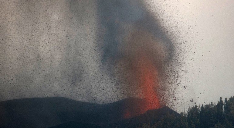 Lava lançada pelo vulcão Cumbre Vieja destruiu mais de 160 casa em La Palma