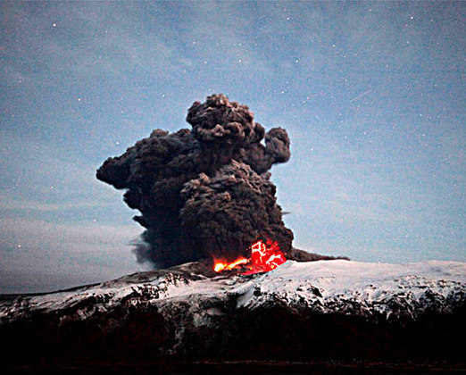 Vulcão Eyjafjallajökull (Islândia) - Entrou em erupção em abril de 2010. O grande volume de gases e cinzas formou uma massa que atingiu a parte oeste da Europa, impedindo voos durante várias semanas. Um prejuízo de US$ 1 bilhão para as companhias aéreas. 