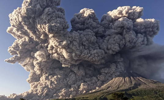 Vulcão Sinabung entra em erupção na Indonésia (Antara Foto/Sastrawan Ginting/via Reuters - 2.3.2021)