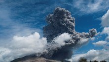 Vulcão na Indonésia entra em erupção pela 2ª vez em 3 dias
