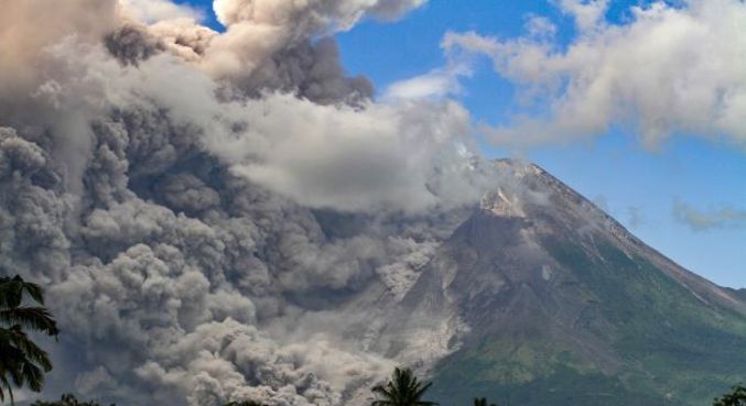 O observatório do vulcão Merapi informou que a nuvem de cinzas atingiu 3.000 metros acima do cume