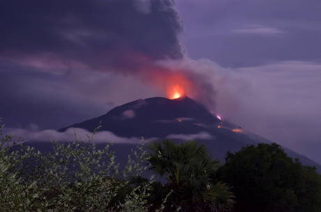 Vulcão na Indonésia faz região ser evacuada

