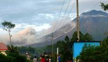 Vulcão entra em erupção na ilha de Java, na Indonésia 