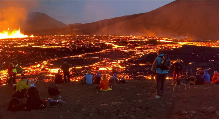 Fenda vulcânica a cerca de 40 km da capital da Islândia entrou em erupção
