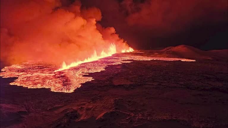Fissura gigante se abre no solo e expele lava durante erupção vulcânica ...