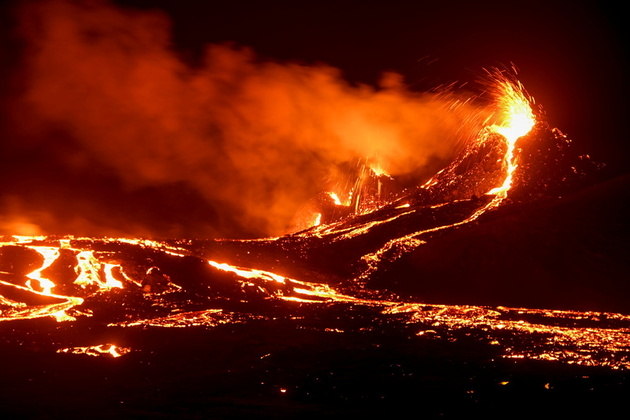 Essa é a primeira erupção em quase 800 anos de um vulcão na Península de Reykjanes, que fica perto da capital do país, Reykjavik