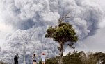 Pessoas observam nuvem de cinzas do vulcão Kilauea, no Havaí