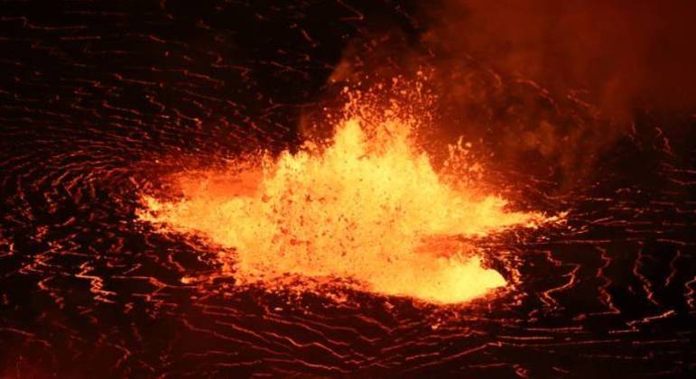 Um lago de lava em ascensão é visto dentro da cratera Halema'uma'u durante a erupção do vulcão Kilauea