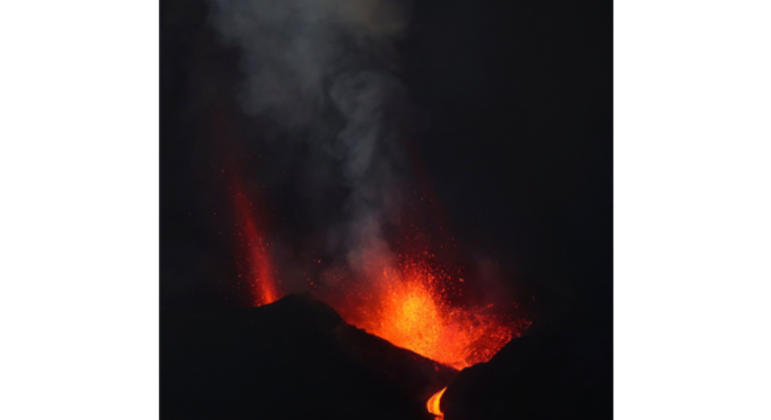 Mais de 700 moradores deixaram suas casas devido ao avanço da lava do vulcão Cumbre Vieja