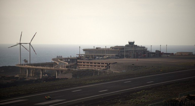 Vista geral do aeroporto de La Palma fechado e vazio depois que todos os voos foram cancelados