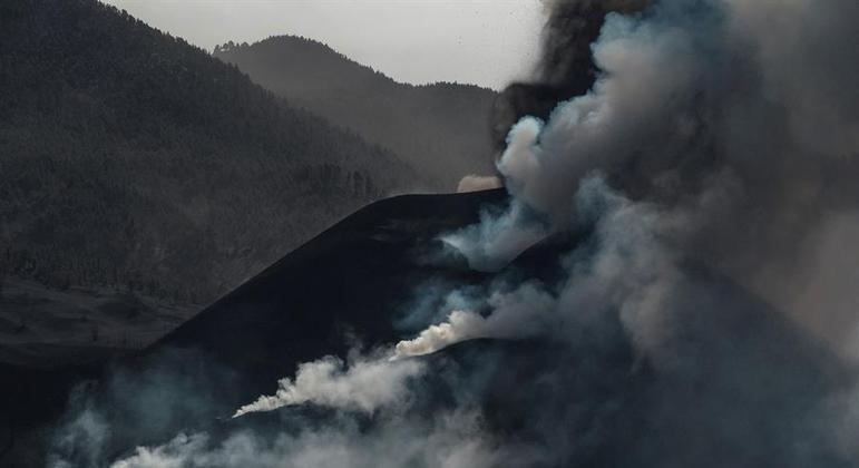 Vulcão Cubre Vieja, em La Palma, na Espanha, entrou erupção em 19 de setembro